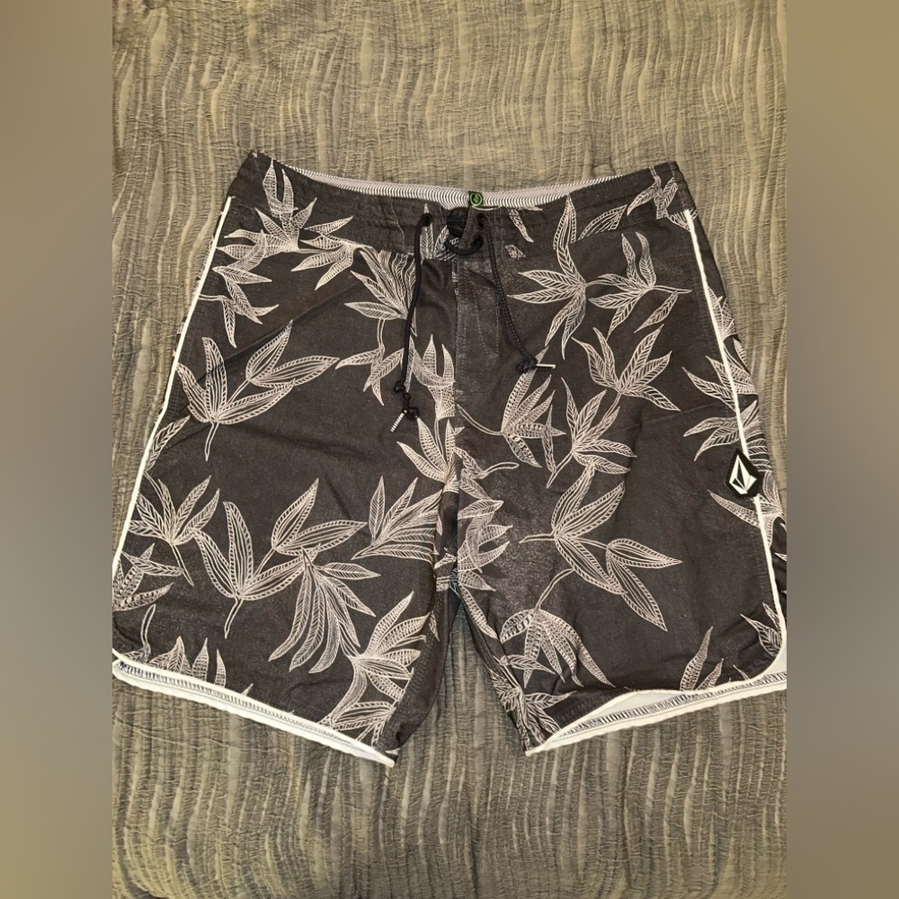 Volcom Men's Charcoal Leaf Pattern Board Shorts